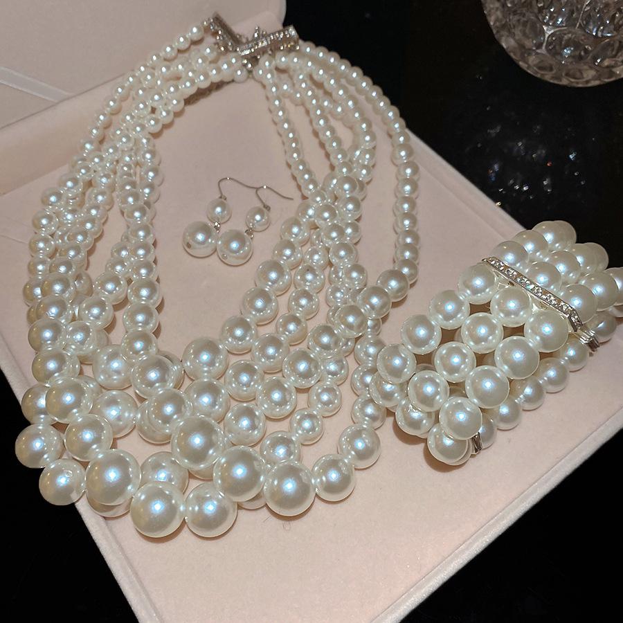 Geometric Round Flower Pearl Clavicle Necklace: Retro European & American Design