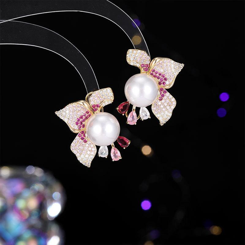 

Женские серьги в легком роскошном дизайне, элегантные серьги с искусственным жемчугом в виде цветов, модные и универсальные, с уникальным чувством дизайна