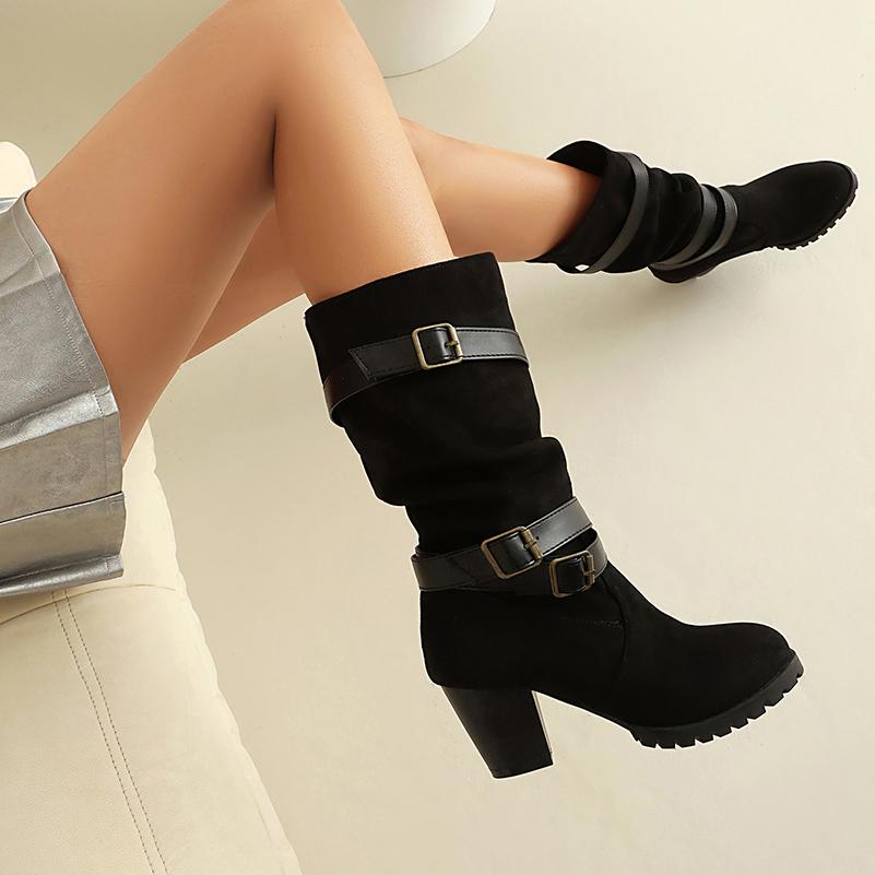 Didelio dydžio minkštos PU medžiagos apvadas su trijų eilių sagtimi moteriškiems vidutinio ilgio batams su smailėjančiu storu kulnu ir flokuota medžiaga blauzdos batams