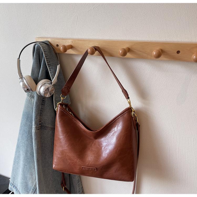 

Ретро простая сумка-тоут под мышкой женская 2025 новая однотонная простая и универсальная сумка через плечо большой вместимости сумка для通勤 женская