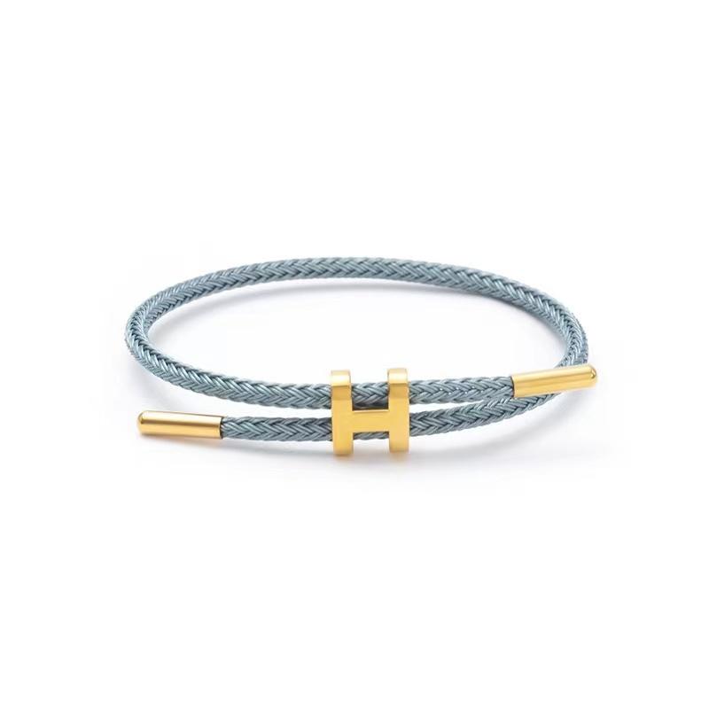 Bracelet en Corde Tressée Réglable pour Femmes avec Breloques en Acier Inoxydable Bijoux d'Empilage de Bras
