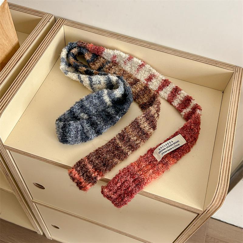 

Новый нишевый дизайн, полосатый, цветной, тонкий и узкий, длинный шерстяной шарф для женщин, модный и универсальный, вязаный шарф из пряжи 200 * 5cm