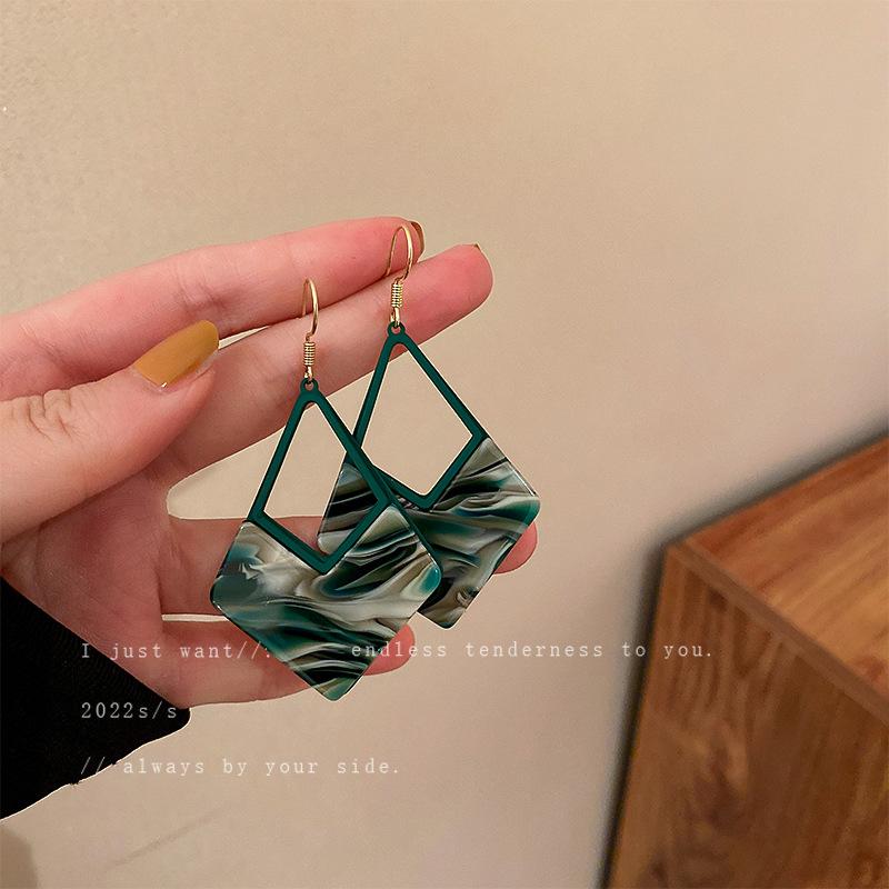 Orecchini geometrici a forma di foglie verdi traforate retrò orecchini a lobo dal design esagerato europeo e americano orecchini da temperamento orecchini da donna
