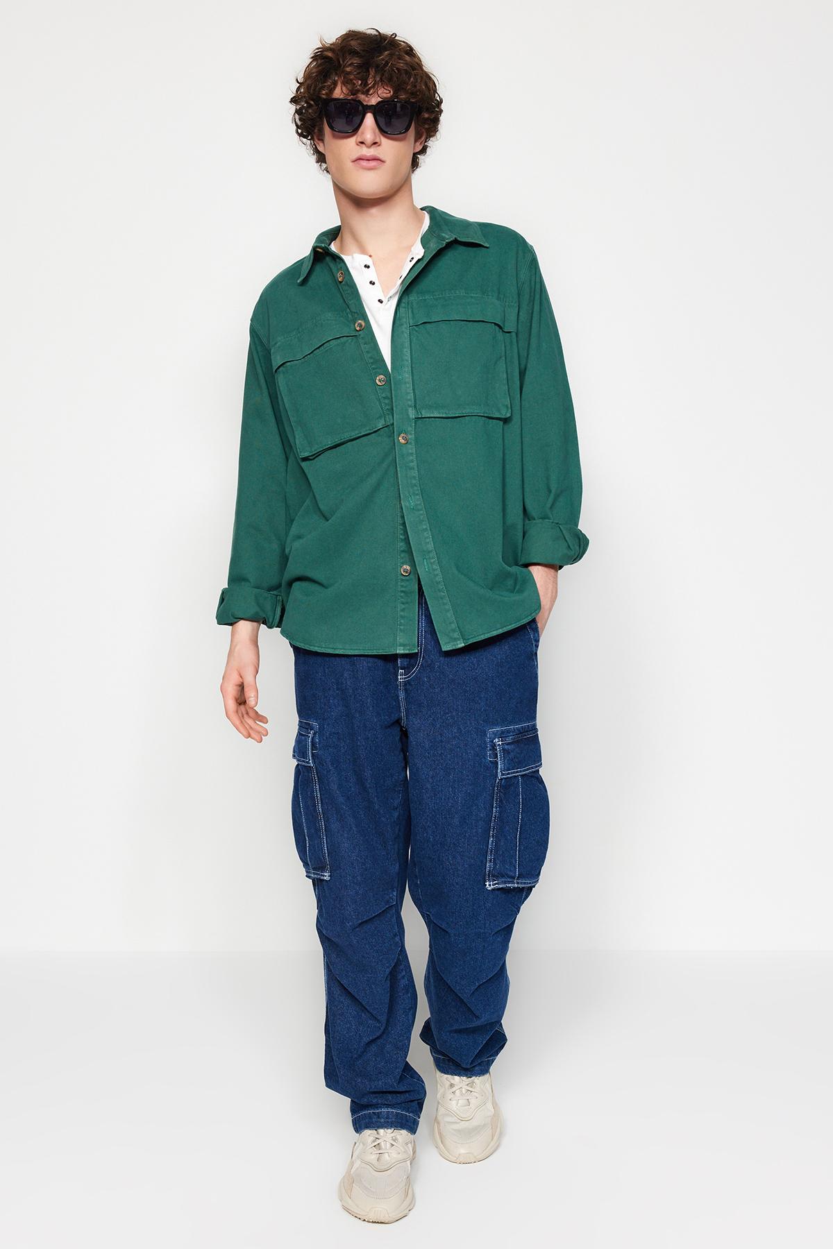 

Темно-зеленая мужская рубашка из габардина обычного кроя...