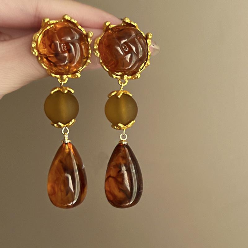 

Серьги-пусеты Maillard Silver Needle: Геометрические неровные серьги-пусеты из смолы для женщин