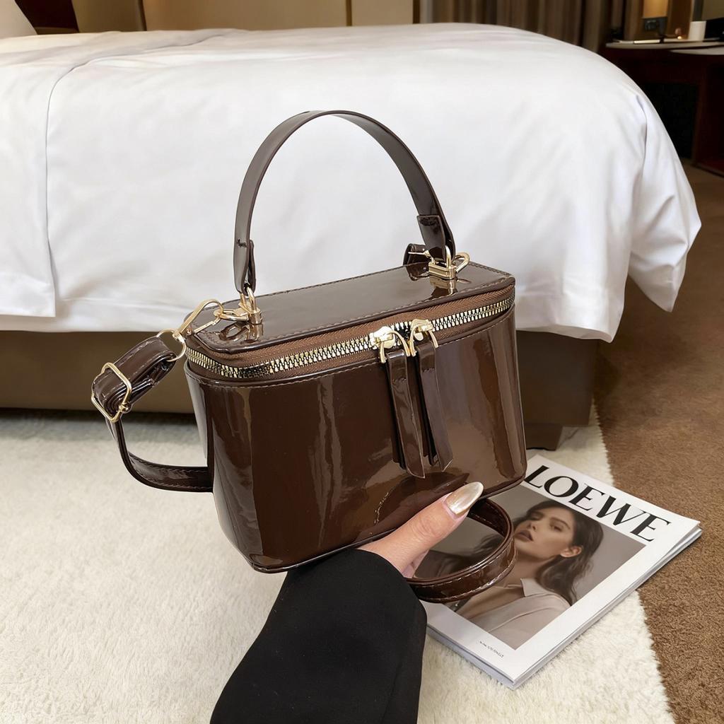 Fashionable Retro Women Shoulder Bags Solid Color PU Strap Large Capacity Internal Pocket Waterproof Shoulder Bag for Daily Use