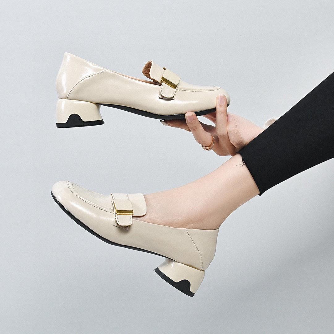 

2025 весна и лето новые маленькие кожаные туфли первый слой коровьей кожи лакированная кожа плоская подошва низкий каблук одинарные туфли квадратная пряжка с мелким вырезом лоферы 39 бежевый