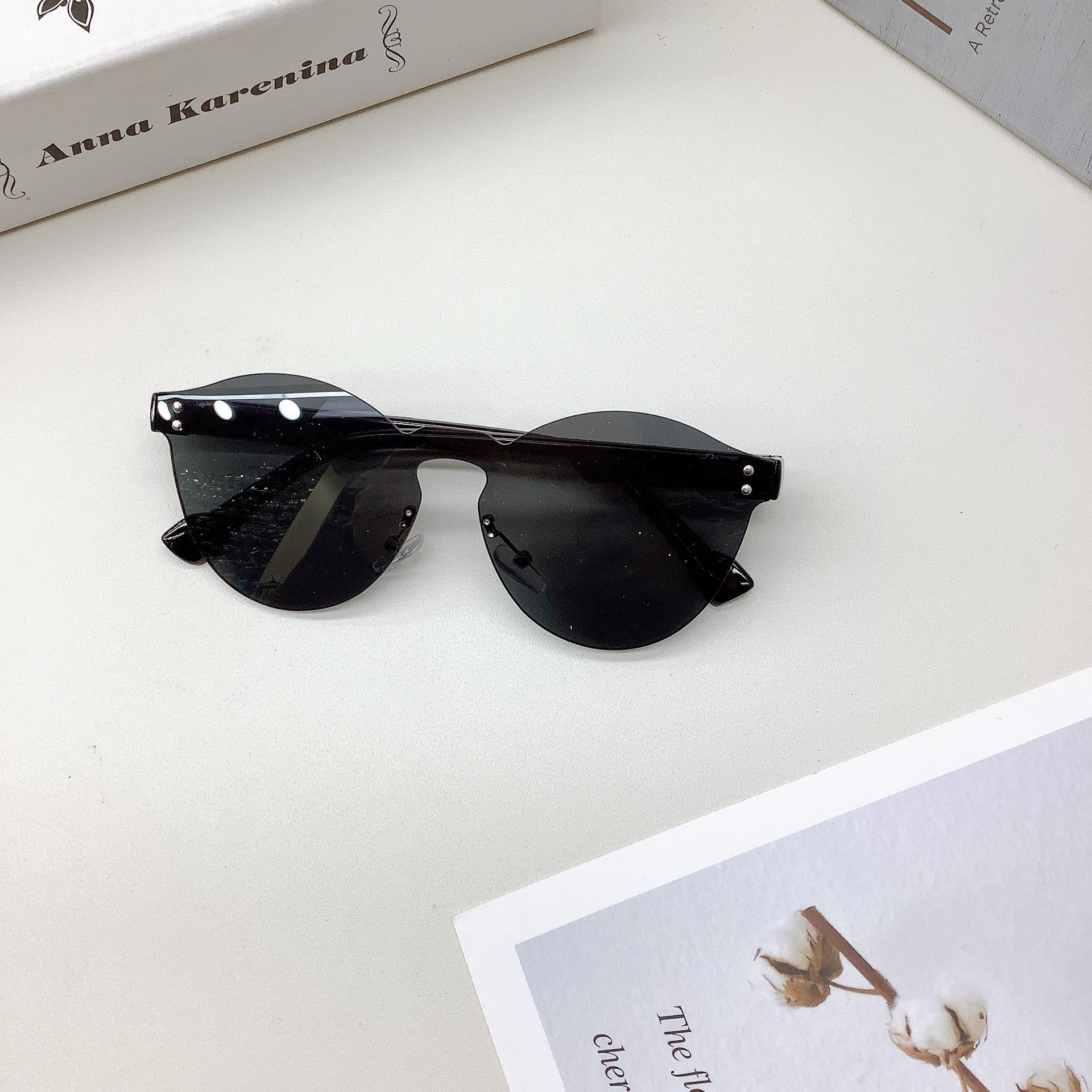 

Солнцезащитные очки для путешествий с защитой от ультрафиолета для детей, модные милые детские солнцезащитные очки без оправы для детей черный серый