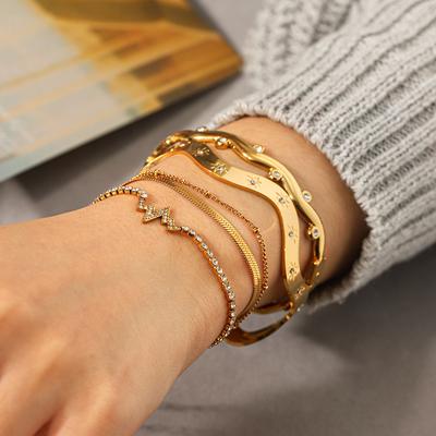 Wave-shaped Titanium Steel Bangle for Women, High-end Diamond-encrusted Stainless Steel Bracelet