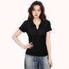 T-shirt a maniche corte in maglia con colletto polo e spalle scoperte per l'estate da donna, un nuovo top aderente con texture a bottoni