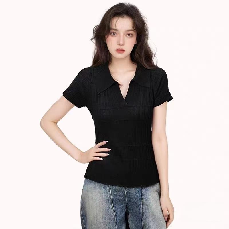 T-shirt a maniche corte in maglia con colletto polo e spalle scoperte per l'estate da donna, un nuovo top aderente con texture a bottoni