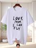 Unisex Weißes T-Shirt Lässig Handgeschriebener Text Look Mama Ich Kann Fliegen Aufdruck Rundhals Kurzarm Sommer Lässig Herren Baumwolle Straße Tägliches Oberteil
