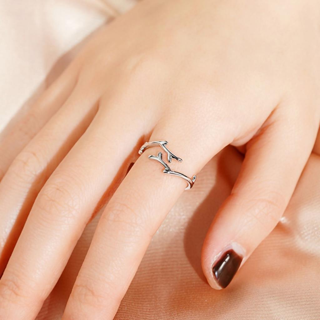 Anello Aperto Regolabile con Design Minimalista a Ramo d'Albero Argentato Anello Moda Delicato Ispirato alla Natura per Donne