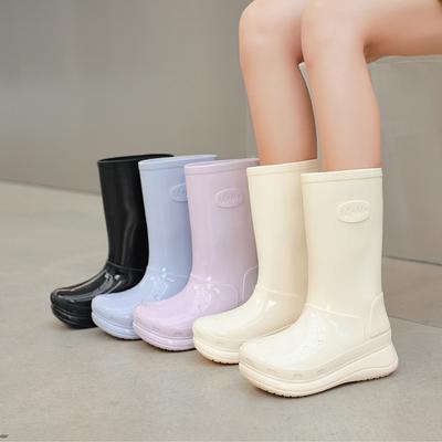 Nové módní trendy boty do deště pro rok 2023 pro ženy, které nosí outdoorové boty do deště se středním sudem pro ženy, jednobarevné boty do deště s vysokým sudem