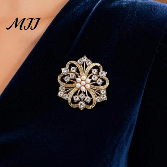 Vintage Style Brooch Solid Alloy Floral Brooch, Hollow Pattern Lapel Pin with Strong Secure Clasp Buckle Design, Electroplating Anti-Oxidation