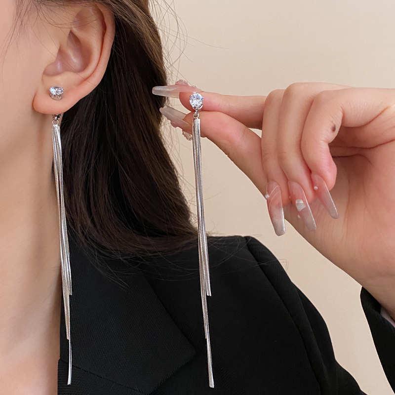 

Серебряные серьги-кисточки с цирконами 925 пробы: Элегантный удлиненный дизайн для женщин