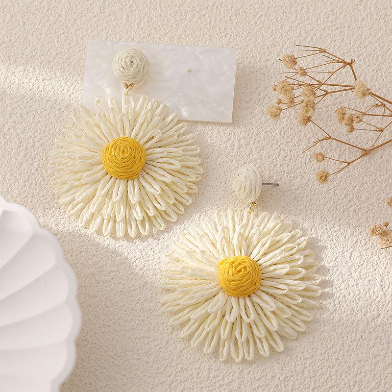 High-End Hand-Woven Raffia Sunflower Earrings for Stylish Travel and Holiday Photography