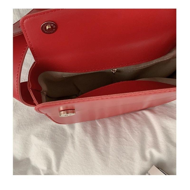 IELGY women's red PU bag, fashionable retro saddle bag