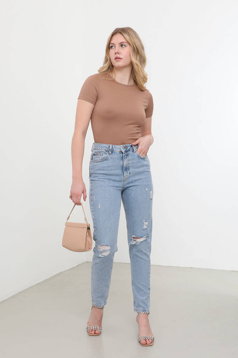 

Женские рваные джинсы прямого кроя с высокой талией и деталями голубого цвета