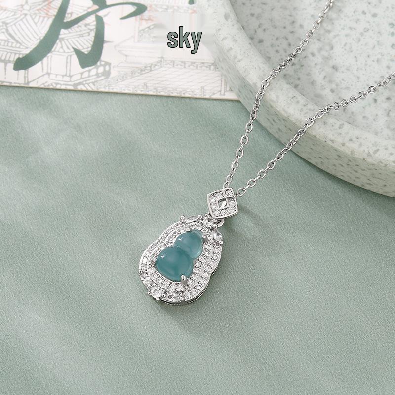2024 High-End Women's Gourd Pendant Necklace: Light Luxury, Chinese Style, Clavicle Chain for a Chic Cold Temperament.
