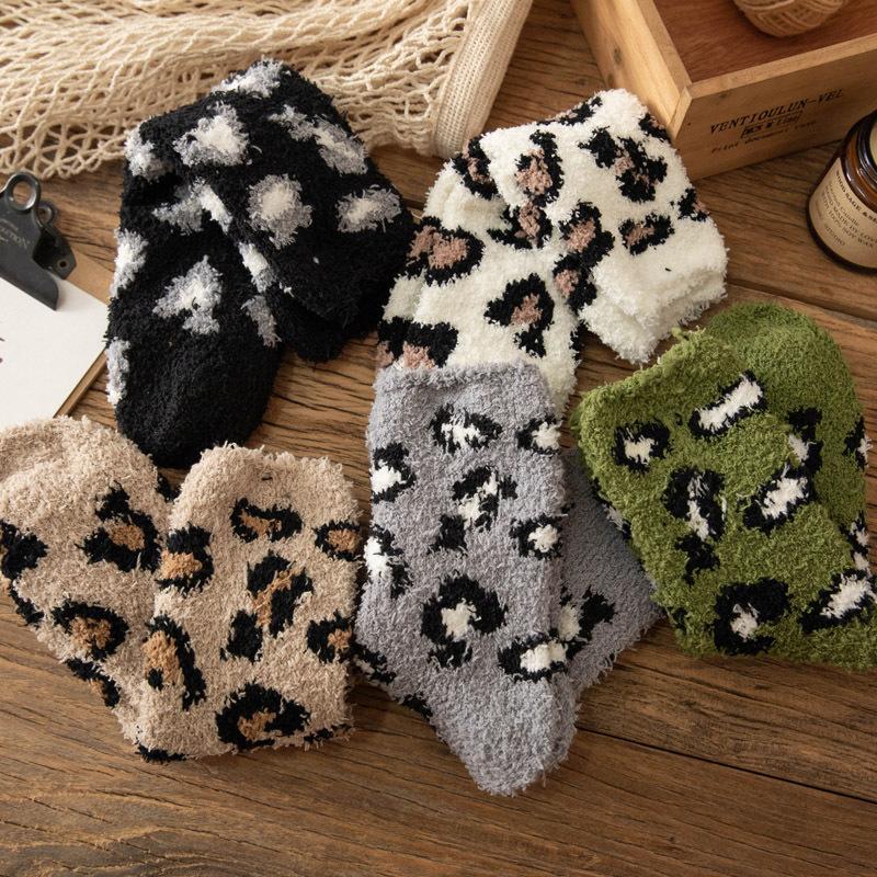 5/10 Pairs Comfortable Casual Coral Velvet Socks for Women Thickened Mid Calf Socks Cute Cow Spot Fleece Lined Floor Socks Home Warm Sleep Socks