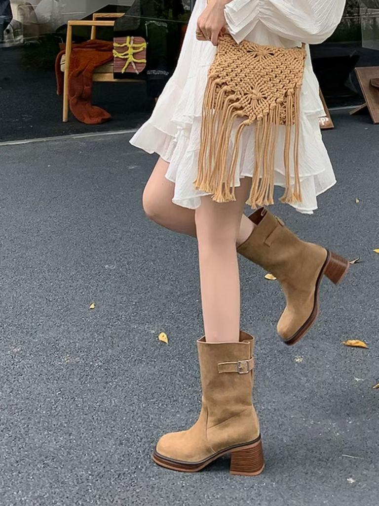 Internet-Berühmtheit flache kurze Stiefel Damen 2025 neu Herbst und Winter super angesagte Faltenstiefel runde Zehe Schlupf-Explosion mittelhohe Stiefel