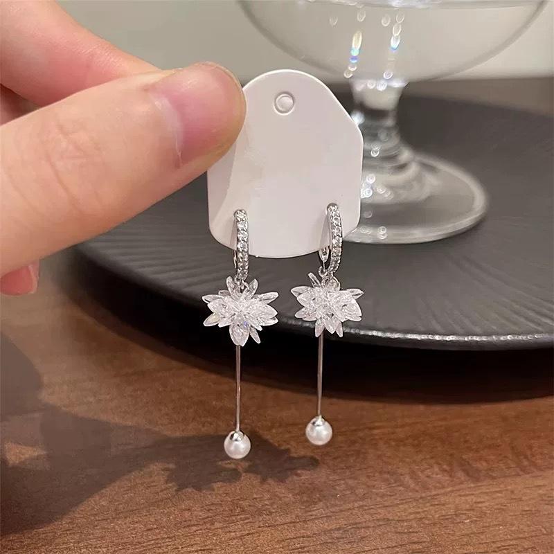 

Light luxury high-end sweet zircon flower earrings, ear buckles, exquisite and versatile temperament ice flower stud earrings, new trendy earrings.