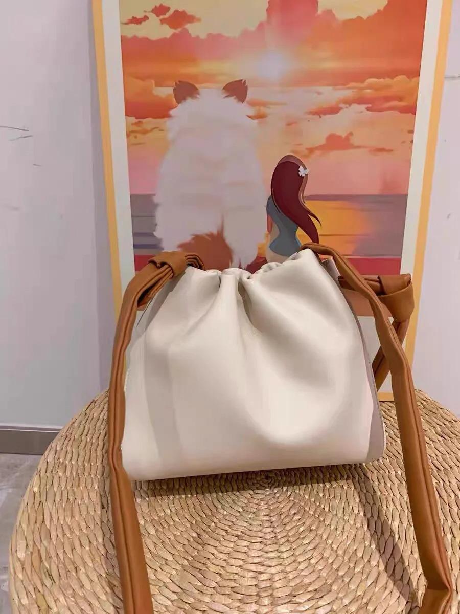 

Simple wind 2024 новая ранняя весна симпатичная нишевая белая сумка контрастного цвета на одно плечо портативная сумка-мессенджер облако мешок белый