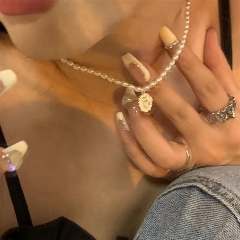 Elegant Silver Pearl Necklace: High-End Design for Women - Versatile and Chic Clavicle Accessory.