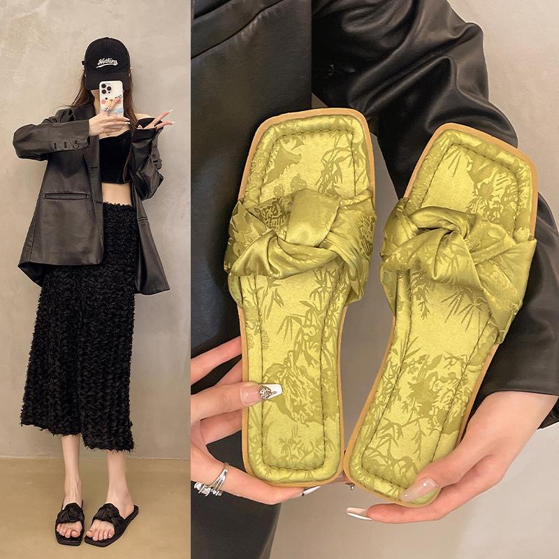 2025 flat-bottomed one-word slippers fairy fairy cool slippers French versatile new style summer sandals slippers outside wear