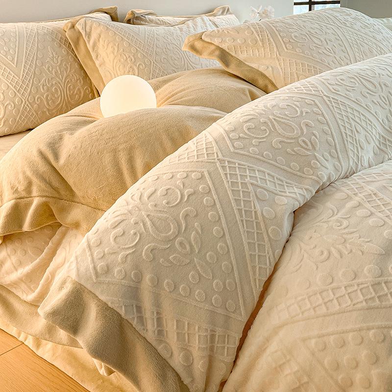 Luksusowy zimowy komplet pościeli z aksamitu w kolorze koralowym - 4-częściowa dwustronna kołdra i prześcieradło z aksamitu zapewniające najwyższy komfort.