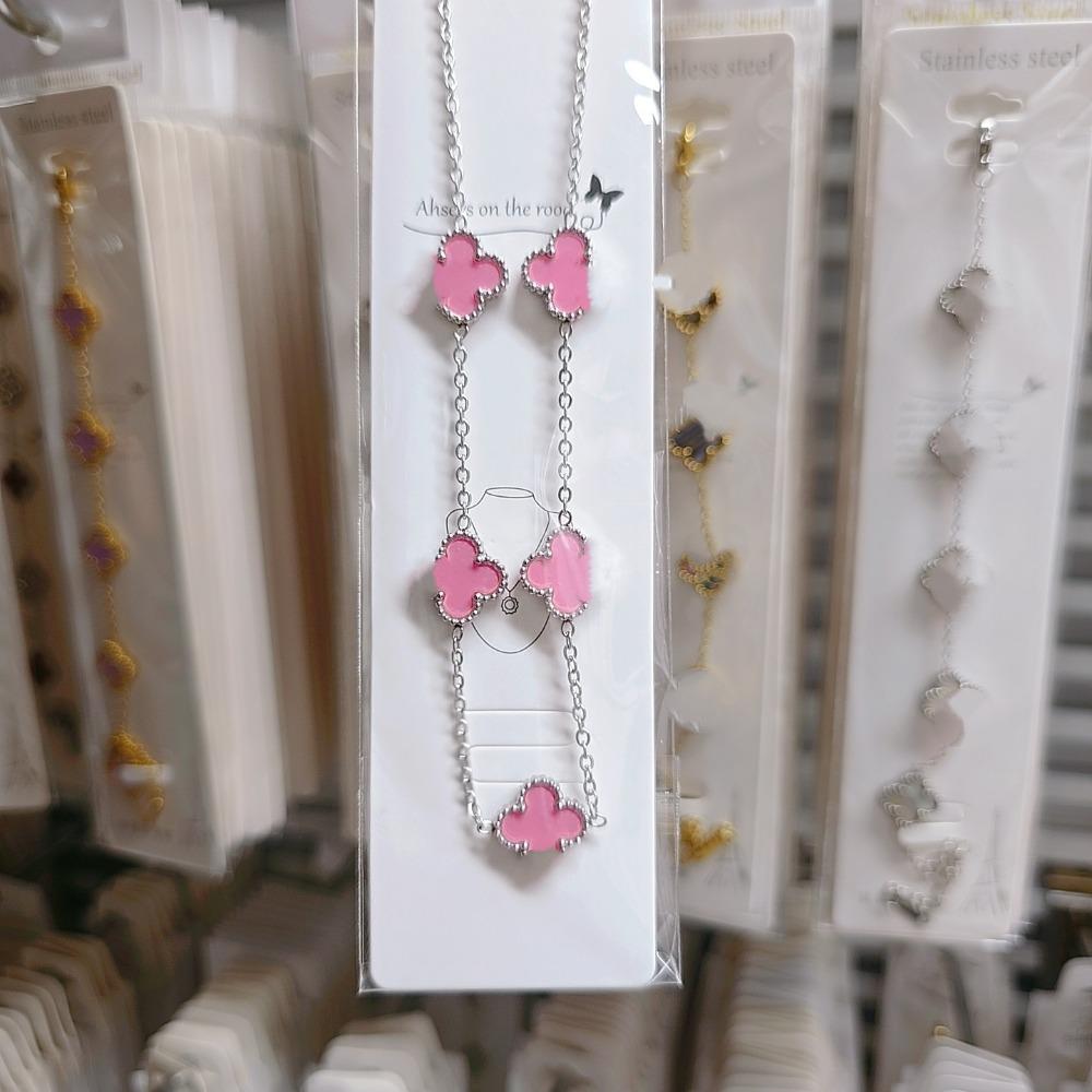 This Stylish Non-fading Four-leaf Clover Necklace for Women Is Suitable for Wearing in The Shower and Features A Double-sided Design