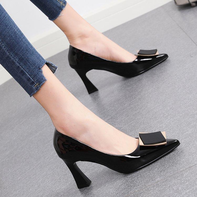

High heels women s spring 2025 new temperament soft leather non-grinding feet pointed versatile French square buckle small heel shoes 35