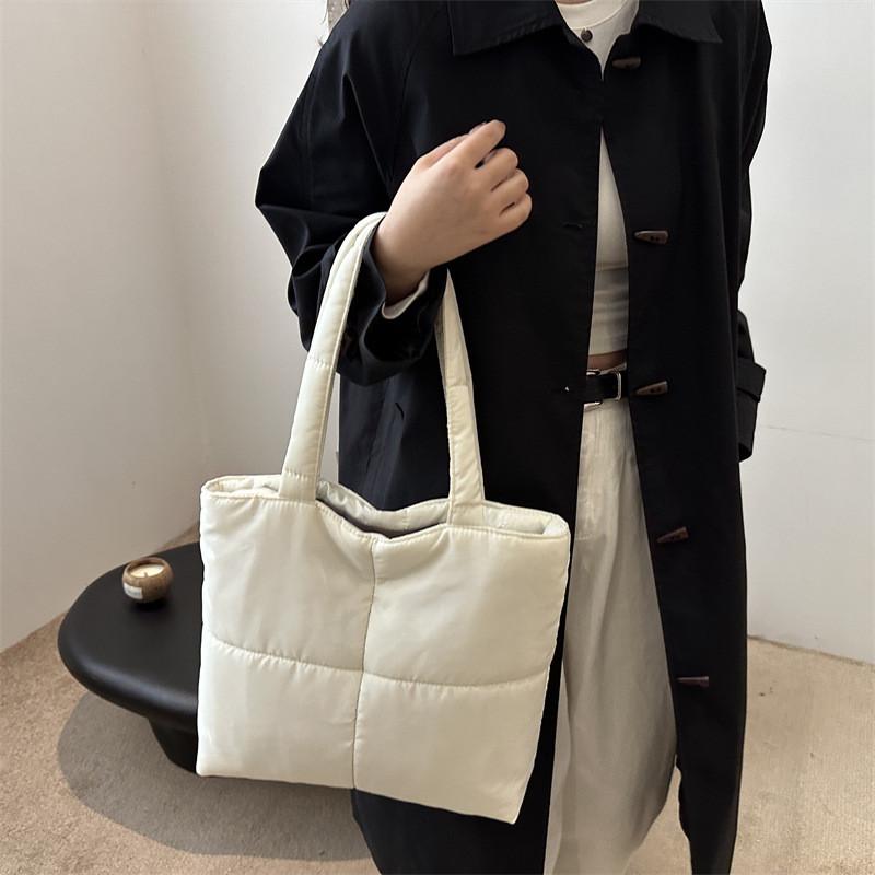 Stylish Large Capacity Tote Bag For Women With Minimalist Design And Trendy Colors