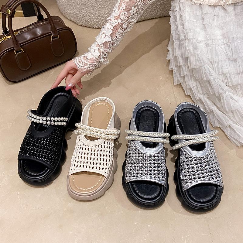 Thick Bottom Pearl Woven Super Fire Cool Slippers Women's Summer Wear Fashion 2025 New Seaside Beach One-word Drag
