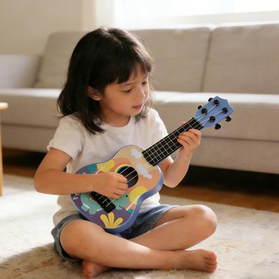 Zabawka ukulele dla dzieci Mini edukacyjna zabawka muzyczna dla maluchów przedszkolaków Plastryczny instrument muzyczny z dźwiękiem do wczesnej nauki i zabawy na świeżym powietrzu