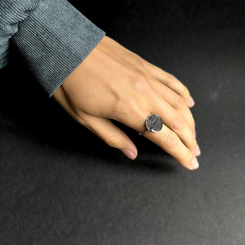 Bague en argent avec zircone cubique, poids du produit 3,17 g (60002018)