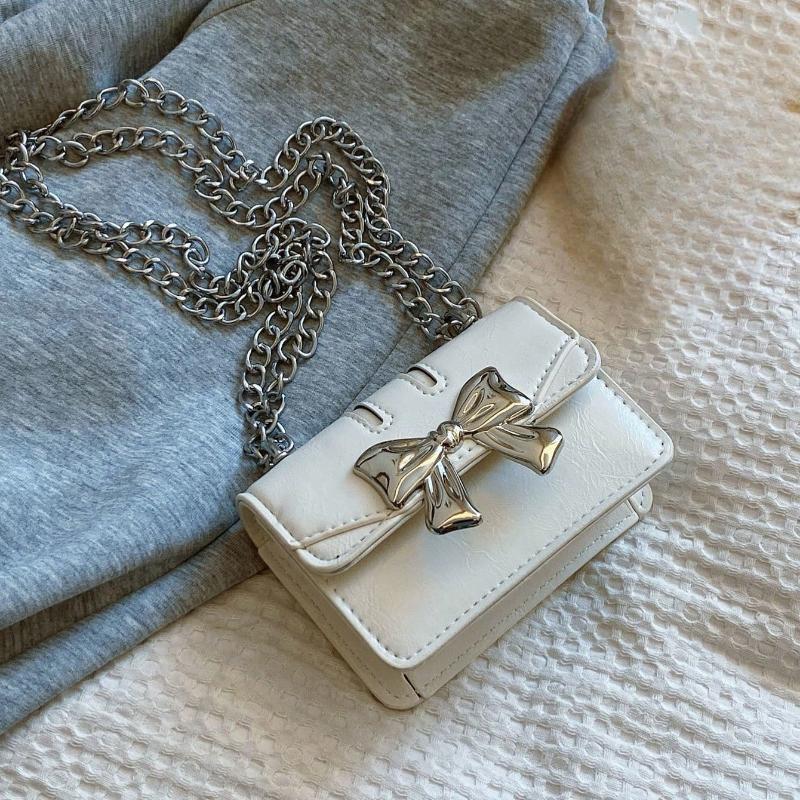 

Новая модная мини-квадратная сумка, украшение в виде банта из фурнитуры, откидной клапан, металлическая двойная цепочка, небольшая вместимость, легкая минималистичная сумка кроссбоди