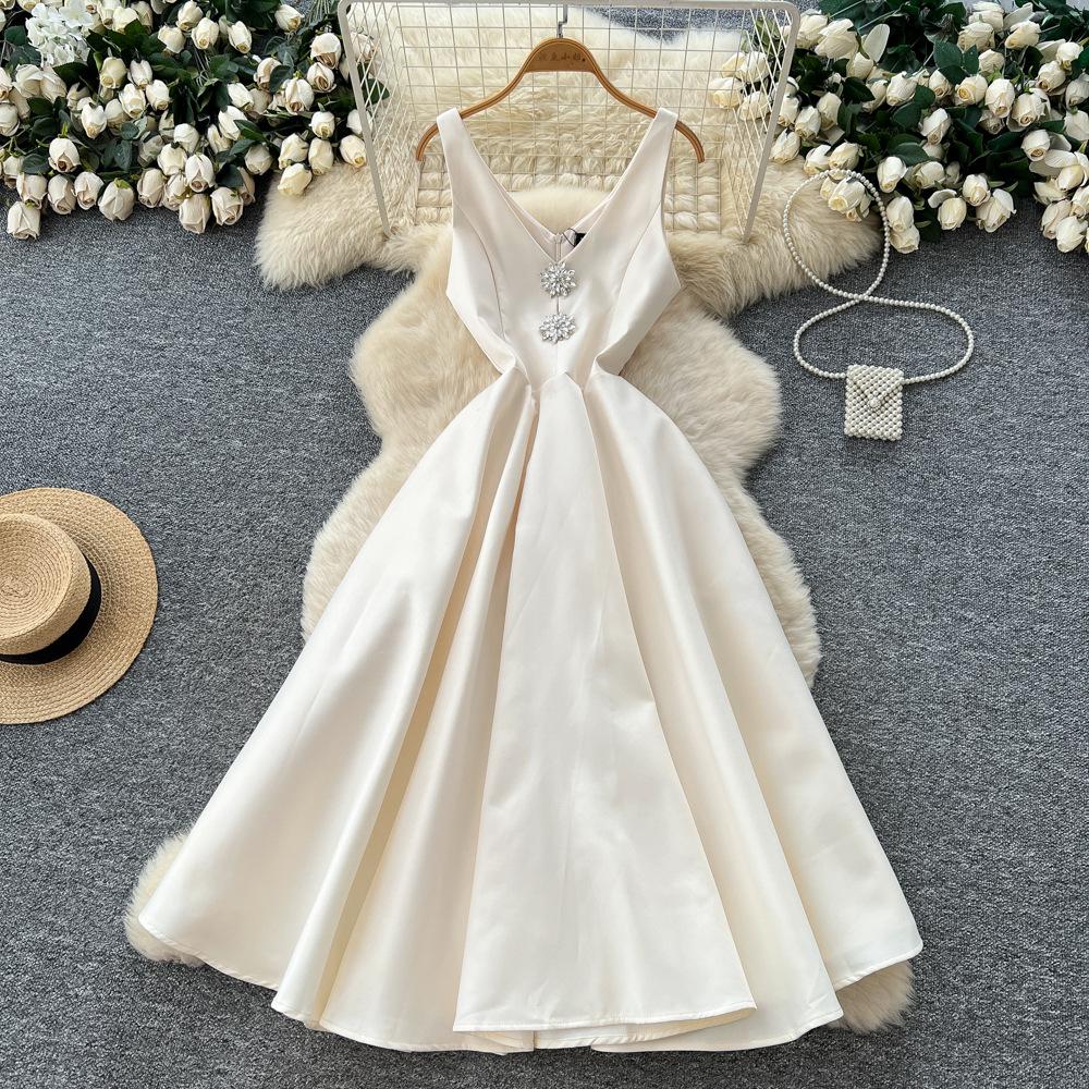 Light Luxury Celebrity Premium Sense Heavy Industry Diamond V-Neck Suspender Waist Dress Women's French Pendulum Fluffy Dress Dress