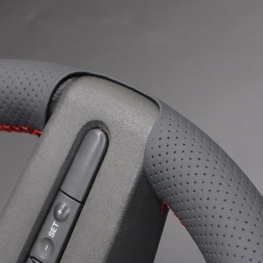 Schwarzes, handgenähtes, weiches und rutschfestes Kunstleder-Lenkradbezug für Ford Mustang 2005 2006 2007 2008 2009 2010 2011 2012