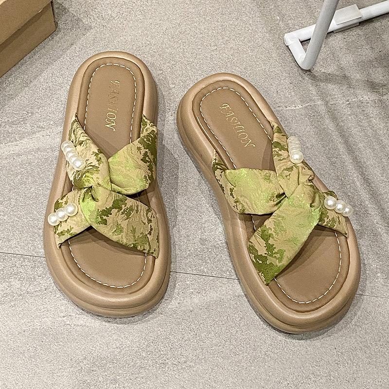 In the summer of 2025, the new models are fashionable to wear outside the wind, and the new models for the beach are cool slippers, muffin