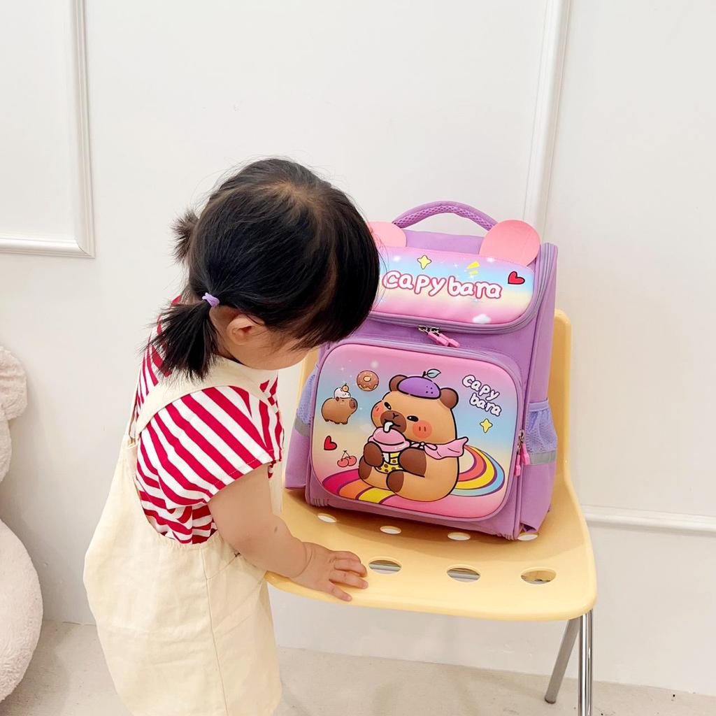 Capybara Cartoon Rucksack für Jungen & Mädchen der 1. & 2. Klasse – Schultasche für Kinder mit Weltraum-Thema