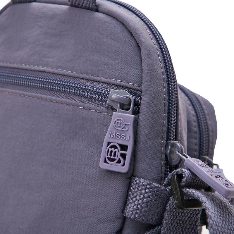 Mini-Kompaktrucksack mit Reißverschlusstasche vorne und Seitengurten