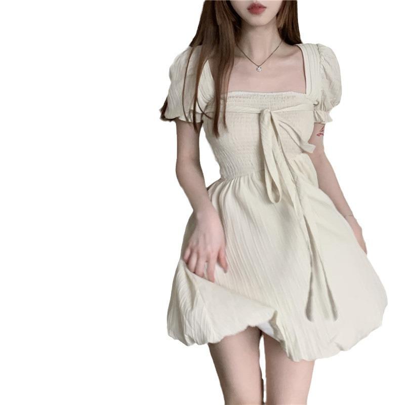 Dámské letní sladké šaty na zavazování, zeštíhlující, s francouzským čtvercovým výstřihem, smyslem pro design v pase, áčkovou krátkou sukní