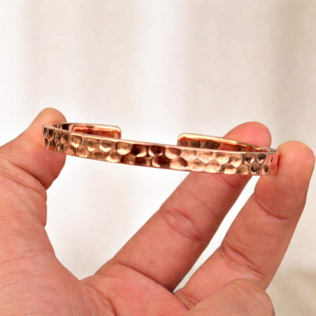 Młotkowana Bransoleta Manżeta z Czystej Miedzi – Ręcznie Robiona Biżuteria Miedziana dla Energii i Dobrego Samopoczucia