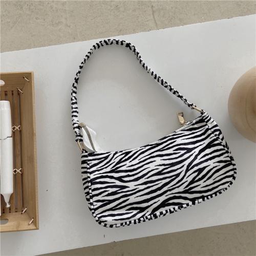 IELGY Single shoulder retro french armpit bag