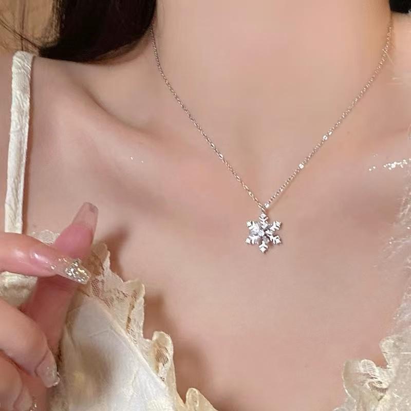 Rotatable snowflake zircon necklace women's high-end sense versatile collarbone chain niche design sense popular accessories