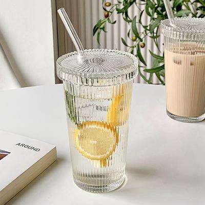 Glasbecher mit vertikalen Streifen, transparente Gläser mit Deckel und Strohhalm, gerippte Becher für Latte, Saftglas, Milch, Wasserbecher, Eiskaffeebecher