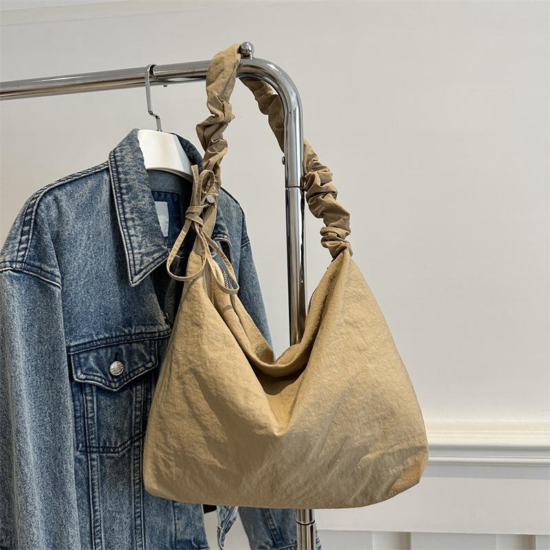 Neue trendige Mode lässige Falten große Kapazität schlicht und schön Herbst Umhängetasche personalisierte Tragetasche