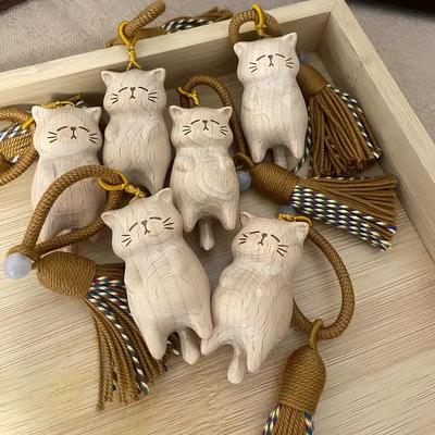 1 Stück Handgefertigter Niedlicher Holz-Geldfang-Katzenanhänger Verspielte Tierkunst für Taschen Autoschlüssel Festliche Accessoire-Dekoration